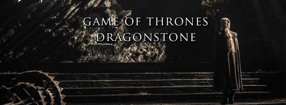 Daenerys observa o trono de Pedra do Dragão.