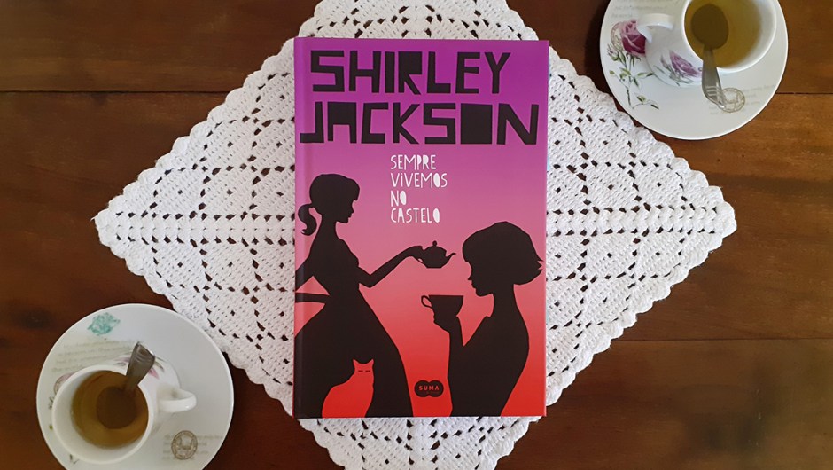 Capa do livro Sempre vivemos no castelo, de Shirley Jackson.