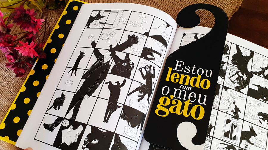 Detalhe do livro Vida de Gato, com o marcador exclusivo da DarkSide Books.
