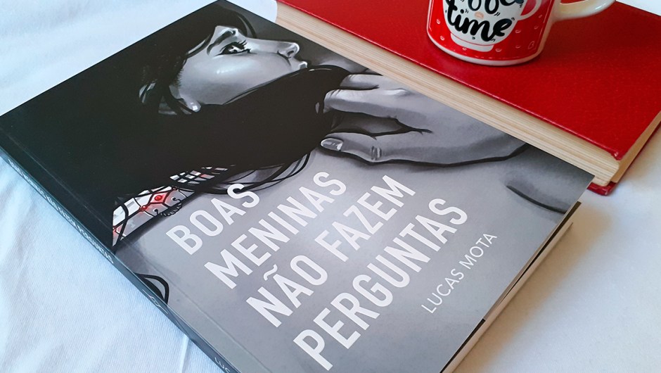 Capa da resenha do livro Boas Meninas Não Fazem Perguntas, do escritor Lucas Mota.