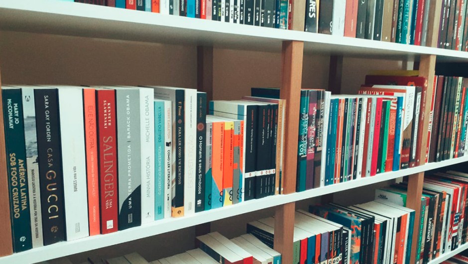 Foto da minha estante de livros.