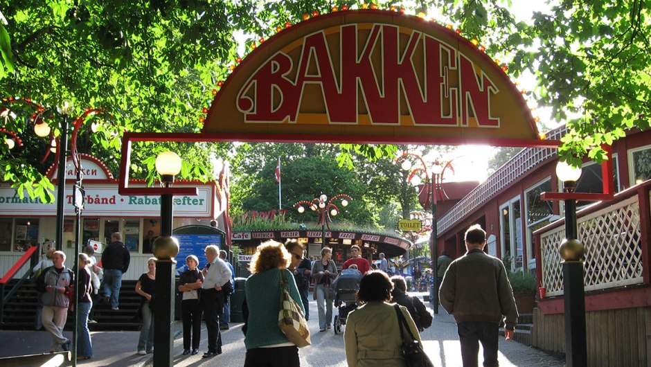 Entrada do parque Bakken, na Dinamarca.